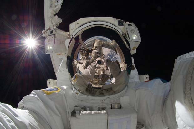 Autorretrato do astronauta Akihiko Hoshide (Foto: NASA: 2Explore/Flickr)