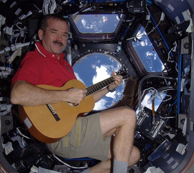 O astronauta canadense Chris Hadfield posa com um violão a bordo da Estação Espacial Internacional (Foto: Reprodução/Twitter)