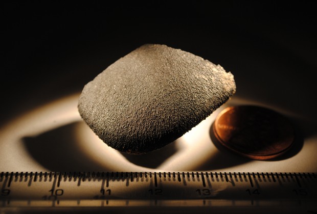 Fragmento de meteorito de Sutter Mill, do tipo condrito carbonáceo (Foto: Divulgação/Universidade da Califórnia em Davis)