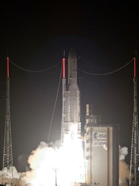 O foguete Ariana-5, lançado nesta quarta-feira da Guiana Francesa (Foto: S Martin, ESA/AFP)