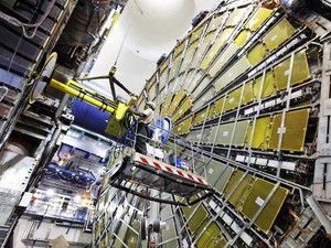 Técnicos instalam componentes do Atlas, um dos detectores de partículas do LHC (Foto: Claudia Marcelloni / Cern 24-7-2009)