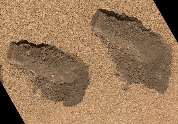 Marcas da terceira (esquerda) e quarta (direita) coleta de solo marciano feitas pelo Curiosity em outubro (Foto: Nasa/Divulgação)