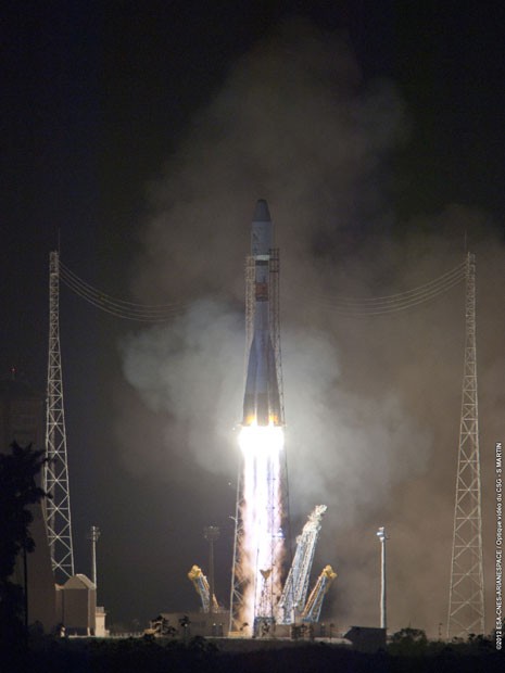 O foguete espacial Soyuz decolou na madrugada de sábado (1º) da Guiana Francesa (Foto: S Martin, ESA/AP)