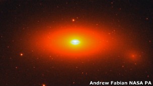Buraco Negro da NGC foi observado de um telescópio no Texas (Foto: BBC)