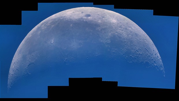 Na categoria "fotografia jovem", o adolescente Laurent V. Joli-Coeur, de 15 anos, montou este belo mosaico da superfície lunar a partir de diversas imagens de alta resolução tiradas durante o dia. O tom azulado é o reflexo da luz azul da atmosfera terrestre. (Foto: Laurent V. Joli-Coeur)