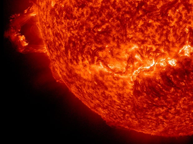 Imagem divulgada pela agência espacial americana, a Nasa, nesta terça-feira (20) mostra erupção do Sol registrada no último dia 16. De acordo com a agência, duas explosões solares foram registradas ? com intervalo de quatro horas entre cada uma. A ação fo (Foto: Nasa/Reuters)