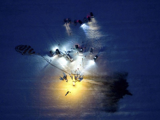 Foto aérea mostra o resgate aos astronautas da Soyuz (Foto: Sergei Remezov/Pool/AFP)