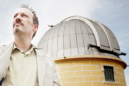 O pesquisador americano Edwin Bergin perto de luneta do Observatório Nacional, do Rio