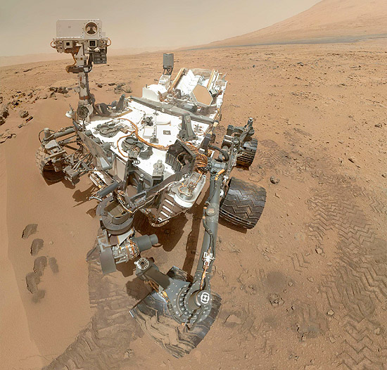 O robô Curiosity na superfície do planeta Marte