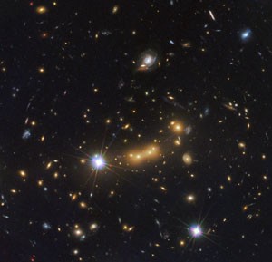 Imagem mostra o grupo de galáxias que serviu como 'lente cósmica'. (Foto: Nasa/Divulgação)