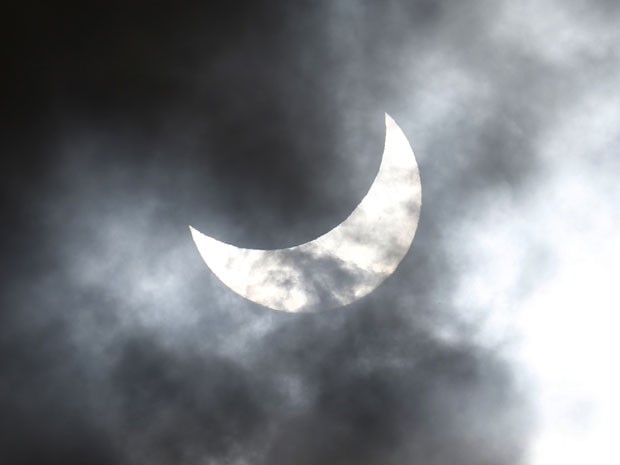 Imagem mostra momento em que Lua entra na frente do Sol, se encaminhando para o eclipse total. (Foto: Greg Wood/AFP)