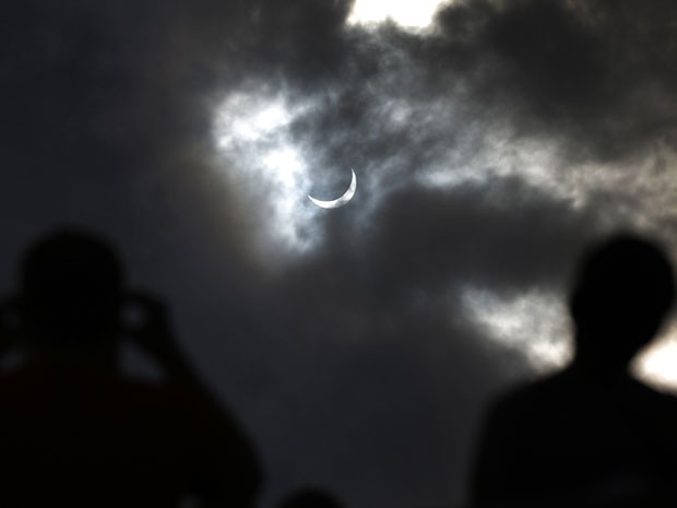 Homem observa fenômeno que ocorreu na Austrália na manhã desta quarta-feira (14), hora local. Eclipse total do Sol foi visto com céu nublado (Foto: Tim Wimborne/Reuters)