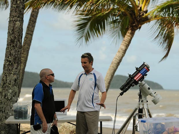 Telescópio fornecido pela Nasa é montado em Palm Cove, em Queensland, na Austrália (Foto: Greg Wood/AFP)