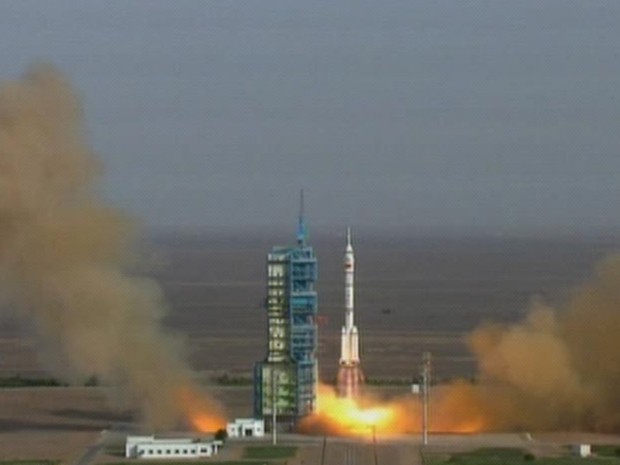 Imagem mostra momento exato do lançamento de nave espacial chinesa Shenzhou 9 neste sábado (16) (Foto: AP/China Central Television)