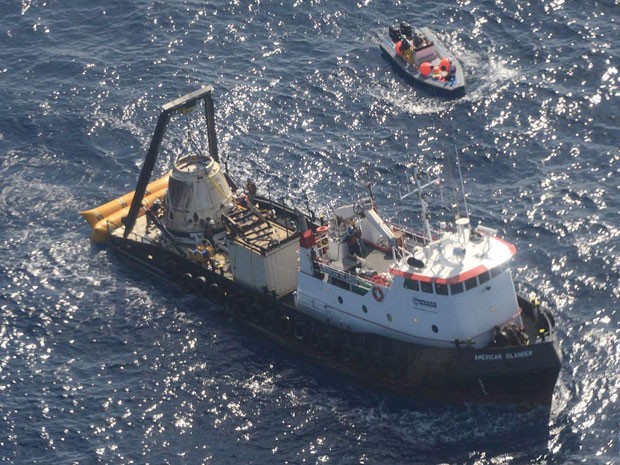 Imagem divulgada pela empresa SpaceX mostra navio com a cápsula Dragon já recuperada neste domingo (28). (Foto: Divulgação/SpaceX/Reuters)