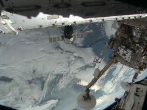 Imagem de uma das câmeras da Estação Espacial Internacional mostra o módulo da Soyuz TMA-06M acoplado à ISS (Foto: Reprodução/Nasa)