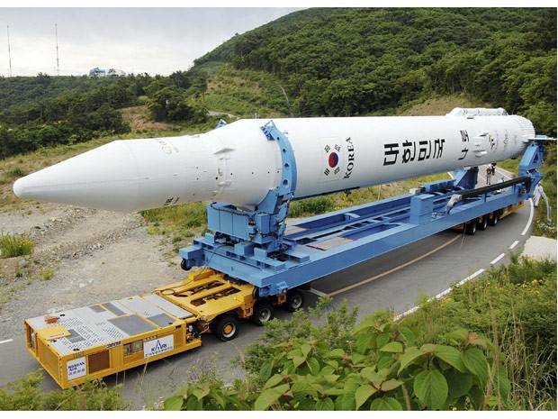 O foguete KSLV-1 (do inglês Korea Space Launch Vehicle ou 'Veículo de Lançamento Espacial da Coreia') é transportado para a plataforma de lançamento do Centro Espacial Naro, em Goheung, a 485 quilômetros ao sul de Seul. A Coreia do Sul planeja relançar o  (Foto: Korea Aerospace Research Institute via AP)