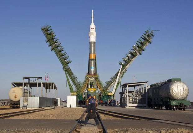 O foguete espacial Soyuz foi erguido neste domingo no cosmódromo de Baikonur, no Cazaquistão (Foto: Shamil Zhumatov/Reuters)