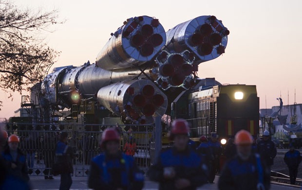 A aeronave, que levará um astronauta americano e outros dois russos para a Estação Espacial, tem previsão de decolagem para esta terça-feira (Foto: Shamil Zhumatov/Reuters)