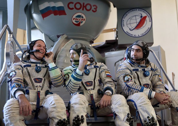 À esquerda, o astronauta americano Kevin Ford, junto com os cosmonautas russos Oleg Novitsky e Evgeny Tarelkin (Foto: Mikhail Metzel/AP)