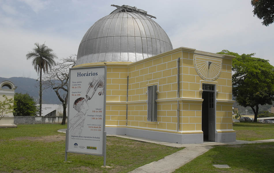 Criado em 1827 o Observatório começou a ser fundado pelo menos um século antes, quando, em 1730, os jesuítas instalaram um observatório no Morro do Castelo, na cidade do Rio