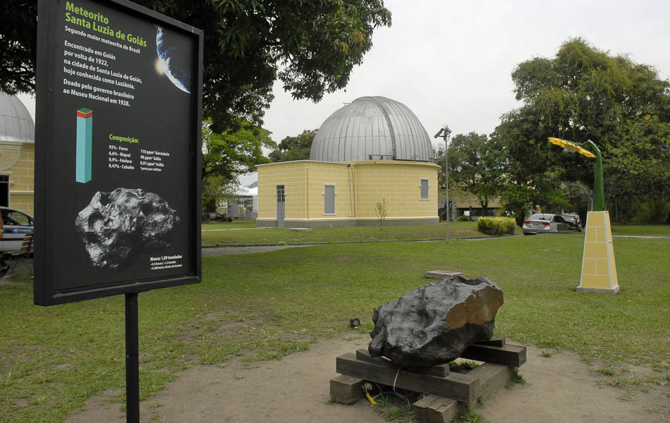 Meteorito exposto na área do Observatório