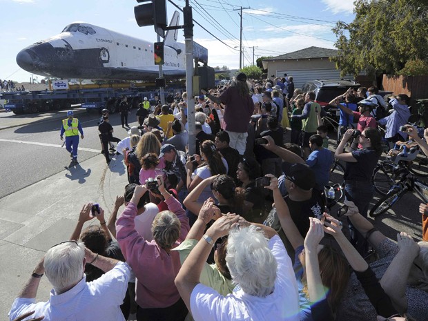 Multidão observa o ônibus espacial Endeavour, em sua última viagem a bordo de um reboque gigante com destino a um museu. (Foto: Reuters)