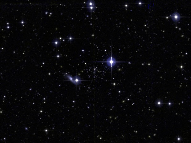 Aglomerado estelar Balbinot 1 é composto pela concentração de estrelas bem tênues, vistas ao centro da imagem  (Foto: Divulgação/Canada France Hawaii Telescope/UFRGS)