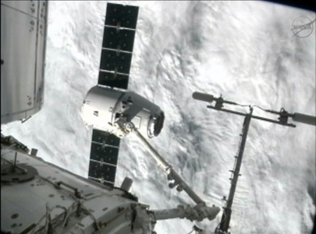 Imagem da cápsula Dragon na Estação Espacial Internacional ao passar sobre o sul do Oceano Atlântico, nesta quarta-feira (10). A cápsula leva suprimentos aos tripulantes da estação orbital (Foto: Nasa/AP)