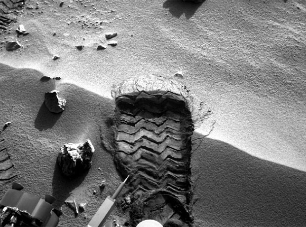 A Nasa divulgou nesta sexta-feira (5) a foto de uma marca de pneu feita pelo robô Curiosity num montículo formado pelo vento no solo marciano. Os pesquisadores da agência espacial comandaram o Curiosity  até ali para ver a composição do montículo. A roda  (Foto: Nasa/Divulgação)