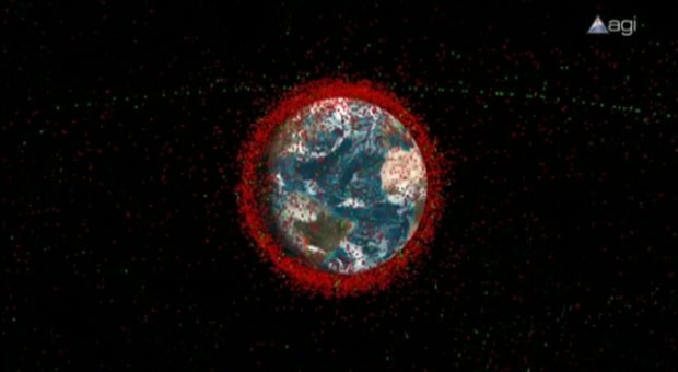 Foguetes, satélites aposentados e outros detritos formam lixo espacial em torno da Terra (Foto: BBC)