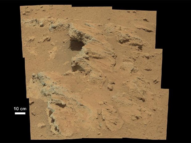 Cientistas estão analisando o formato do conglomerado de rocha, primeira evidência de água em Marte registrada pelo Curiosity. (Foto: Nasa/Divulgação)