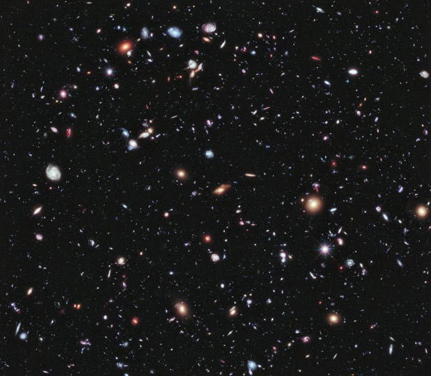 Foto XDF, obtida pelo Hubble, mostra galáxias a mais de 13 bilhões de anos-luz da Terra (Foto: Nasa; ESA; G. Illingworth, D. Magee, and P. Oesch, University of California, Santa Cruz; R. Bouwens, Leiden University; HUDF09 Team)