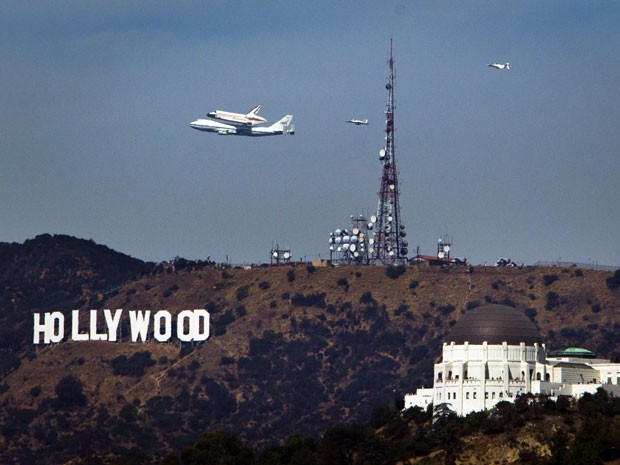 Endeavour sobrevoou a placa de Hollywood, ponto turístico da região de Los Angeles (Foto: Reuters/Patrick Fallon)