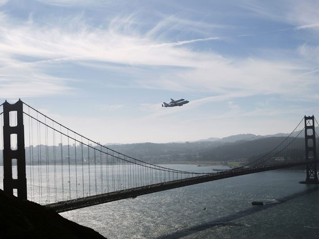 Endeavour passou pela Golden Gate, cartão postal de São Francisco, antes de partir para Los Angeles (Foto: Reuters/Robert Galbraith)