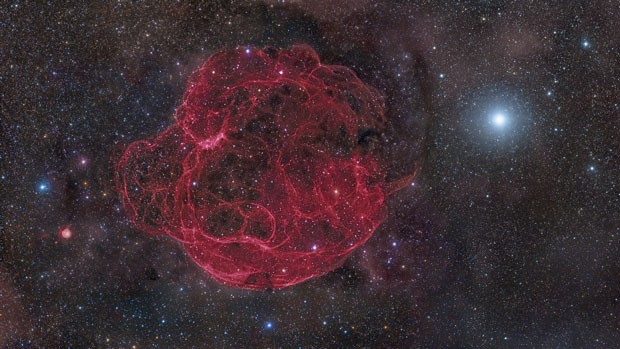 Nesta imagem de Rogelio Bernal Andreo, dos Estados Unidos, pode-se ver os escombros da supernova Simeis 147 se espalhando pelo espaço, 40 mil anos depois de sua explosão. A foto ficou com o segundo lugar na categoria 'Espaço Profundo' (Foto: Rogelio Bernal Andreo)