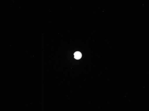 Eclipse parcial da lua Phobos, um dos satélites naturais de Marte, foi fotografado pelo jipe Curiosity, enviado pela Nasa ao planeta vermelho. (Foto: Divulgação/Nasa)