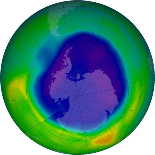 Ilustração com base em observações de satélites da Nasa permite identificar área do buraco na camada de ozônio, acima da Antártida. (Foto: Nasa)