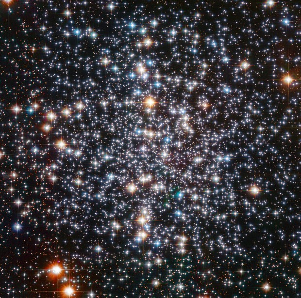 Imagem feita pelo telescópio Hubble e que foi divulgada nesta sexta-feira (7) pela agência espacial americana, a Nasa, mostra o centro do aglomerado globular M4, que concentra dezenas de milhares de estrelas e está a 7.200 anos-luz de distância da Terra. (Foto: ESA/Nasa)