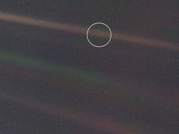 Nesta foto feita pela Voyager, a Terra não passa de um pontinho claro, destacado neste círculo desenhado pela Nasa (Foto: Nasa/JPL-Caltech)