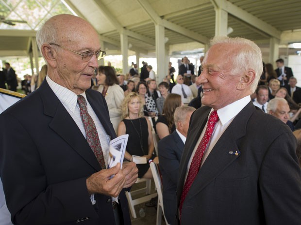 Michael Collins e Edwin 'Buzz' Aldrin no funeral de Neil Armstrong (Foto: AP Photo/NASA, Bill Ingalls)