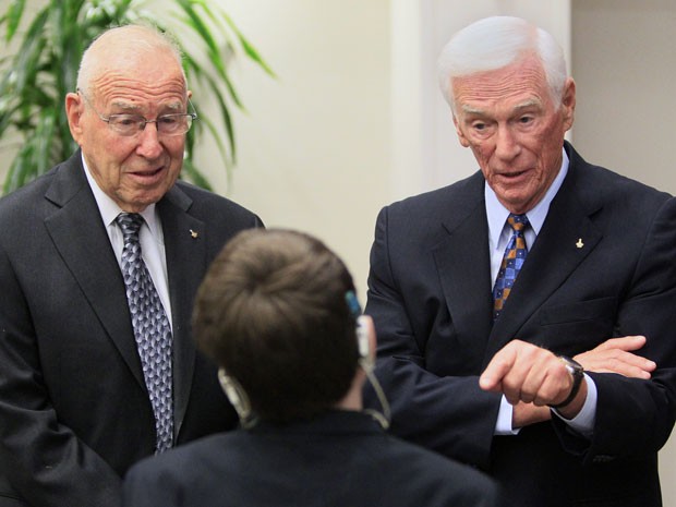 Jim Lovell (esquerda) e Eugene Cernan lançaram um plano de apoio à saúde infantil em homenagem a Armstrong (Foto: AP Photo/Al Behrman)