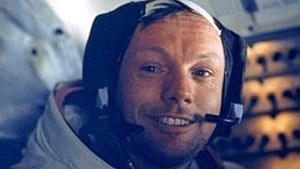 Neil Armstrong em traje de astronauta (Foto: AP/BBC)