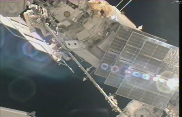 Padalka e Malenchenko durante a caminhada espacial (Foto: Nasa TV/UStream/Reprodução)