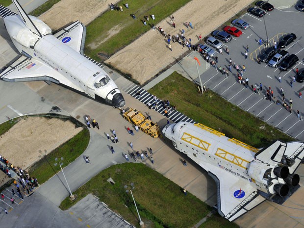 Ônibus espaciais Atlantis e Endeavour, no Centro Espacial Kennedy (Foto: AP)