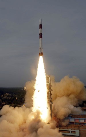 Foto de 12 de julho de 2010 divulgada nesta quarta (15) mostra satélite indiano. País anunciou missão para Marte em 2013 (Foto: AP)
