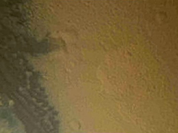 Na imagem abaixo, aparecem dunas escuras, crateras e encostas íngremes de vários tamanhos. A imagem foi obtida 1 minuto e 16 segundos antes da chegada à superfície. (Foto: NASA/JPL-Caltech/Malin Space Science Systems)