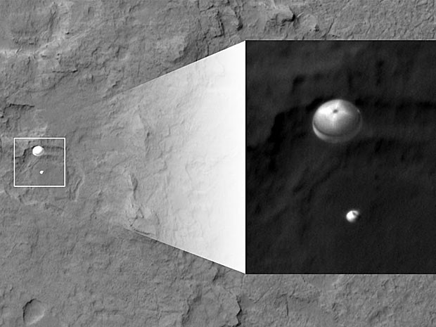 O jipe-robô Curiosity e seu paraquedas foram fotografados pela sonda Mars Reconnaissance Orbiter. (Foto: NASA/JPL-Caltech/Univ. of Arizona)