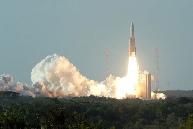 Foguete Ariane-5 transportando dois satélites de telecomunicações decolou nesta quinta-feira (2) da  da base de Kuru, na Guiana Francesa, país vizinho ao Brasil. De acordo com a agência de notícias France Presse, serão colocados em órbita dois satélites geoestacionários, o Intelsat-20, que pesa mais de seis toneladas, e o Hylas 2.  (Foto: AFP)