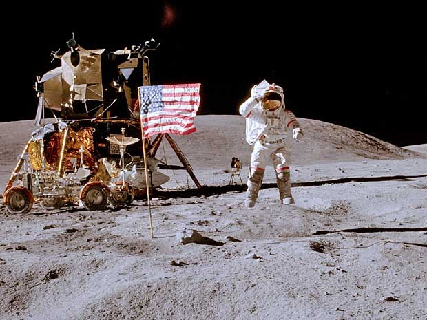 Imagem de arquivo da Nasa, feita em 1972, mostra o astronauta John W. Young, comandante da missão 16, na superfície lunar, saudando a bandeira dos EUA. (Foto: Nasa / Charles M. Duke Jr / AFP Photo)